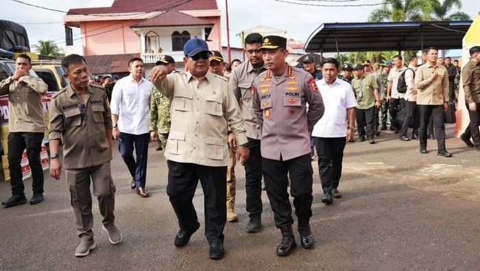 Kapolri Ungkap Arahan Prabowo Saat Tinjau Korban Bencana di Tapteng