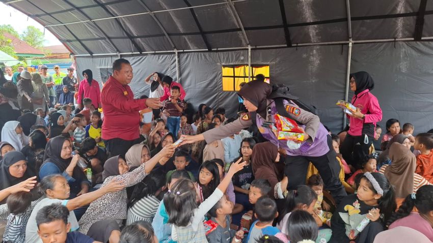 Polri Hadir untuk Meringankan Beban Warga Terdampak Banjir di Tanjung Pura
