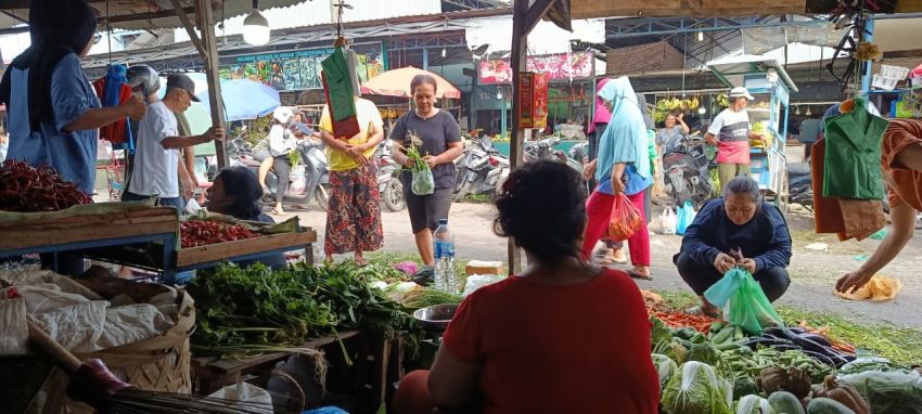 Sehari Menjelang Tahun Baru, Pajak Pasar Lima Sembada Diserbu Emak-emak