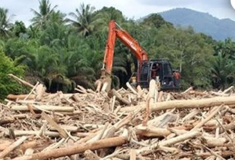Opsss...Kapolri Ungkap Temuan Kayu Bergergaji di Lokasi Banjir Sumatera