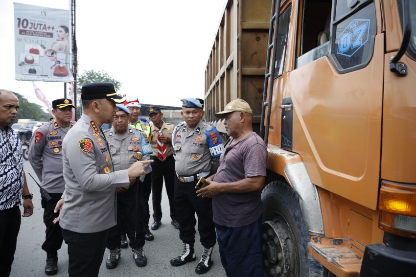 Abaikan Pembatasan Nataru, Truk Tiga Sumbu di Simpang Haji Anif Dihentikan Kapolrestabes Medan