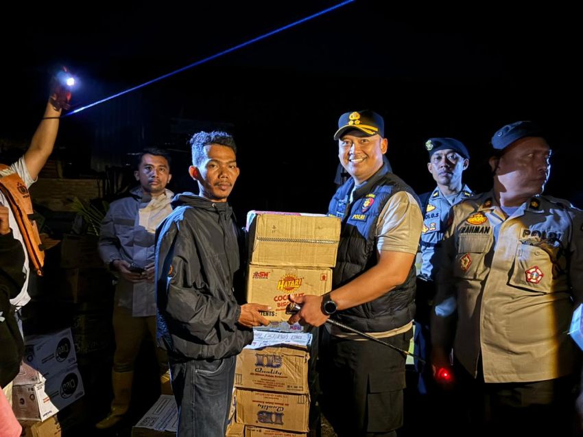 Kapolres  Langkat Salirkan Bansos untuk Warga Terdampak Banjir dI Pemarang Jaya Melalui Jalur Laut