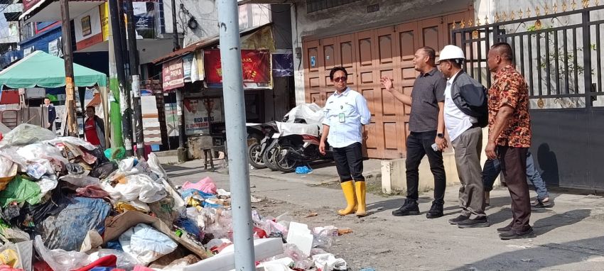 Gibson Panjaitan Tinjau Normalisasi Drainase dan Sampah di Jalan Yos Sudarso Medan