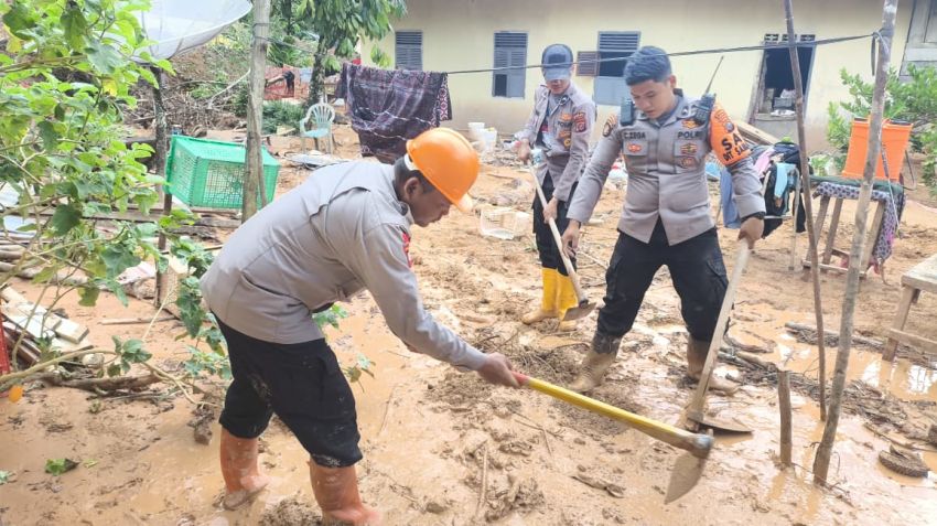 Quick Response Brimob Polda Sumut Bersihkan Material Longsor, Warga Adiankoting Ucapkan Terima Kasih