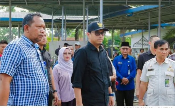 Rico Waas & Airin Tinjau Pembersihan Masjid Jami' Tanjung Mulia dan Serahkan Bantuan