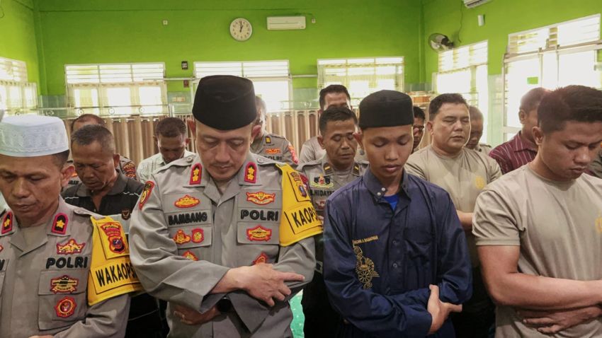 Kapolres Beserta Personil Polres Binjai Laksanakan Sholat Ghaib