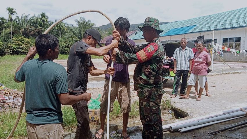 Satgas Gulbencal Kodam I/BB Bangun Sumur Bor untuk Pengungsi di SMA Negeri 1 Tukka