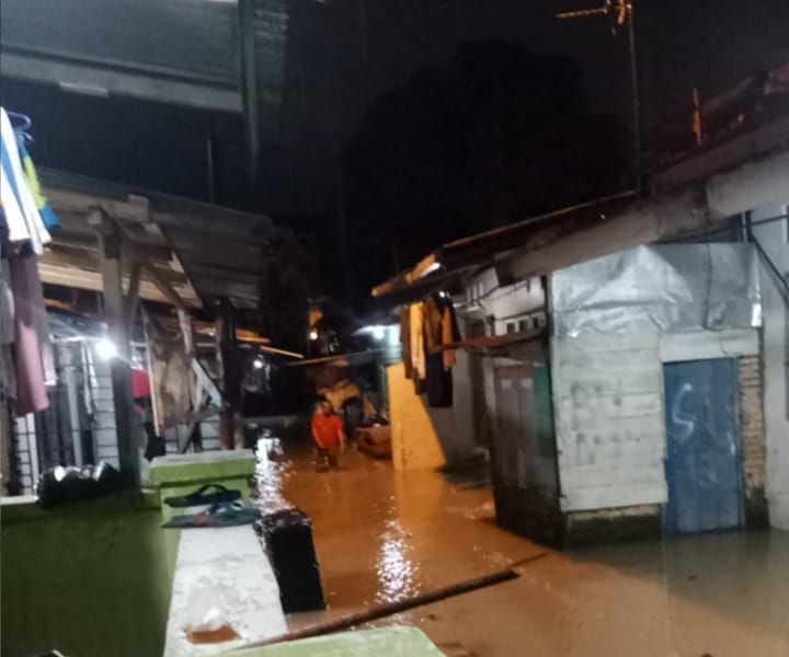 Hujan Deras Banjir Lagi! Warga Jalan Brigjen Katamso Panik