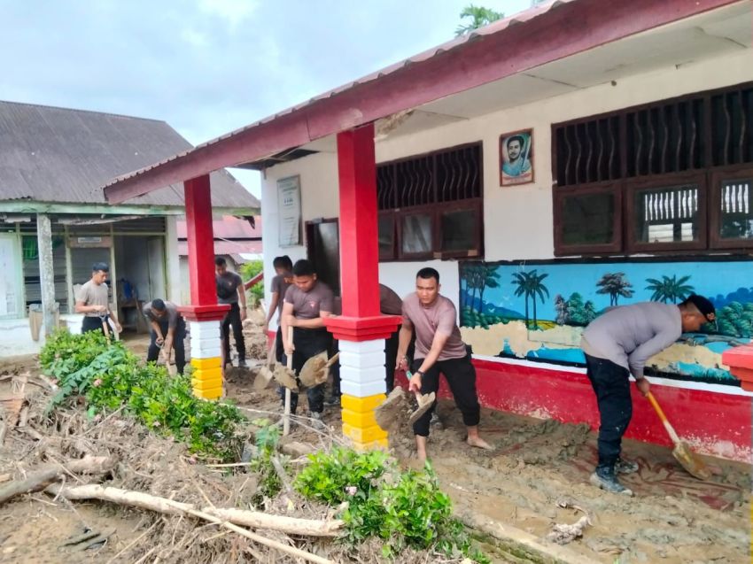 Hadir Untuk Masyarakat: Polda Sumut Bersihkan Sekolah dan Masjid Terdampak Longsor di Garoga