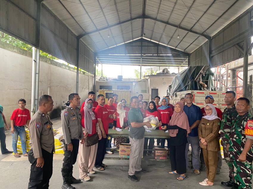CV Pangan Anugrah Bagikan 700 Paket Sembako Di Tanjung Mulia Hilir