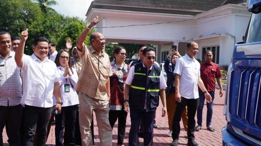 Bupati Syah Afandin Lepas 20 Mobil Tangki Air Bersih untuk Warga Terdampak Banjir