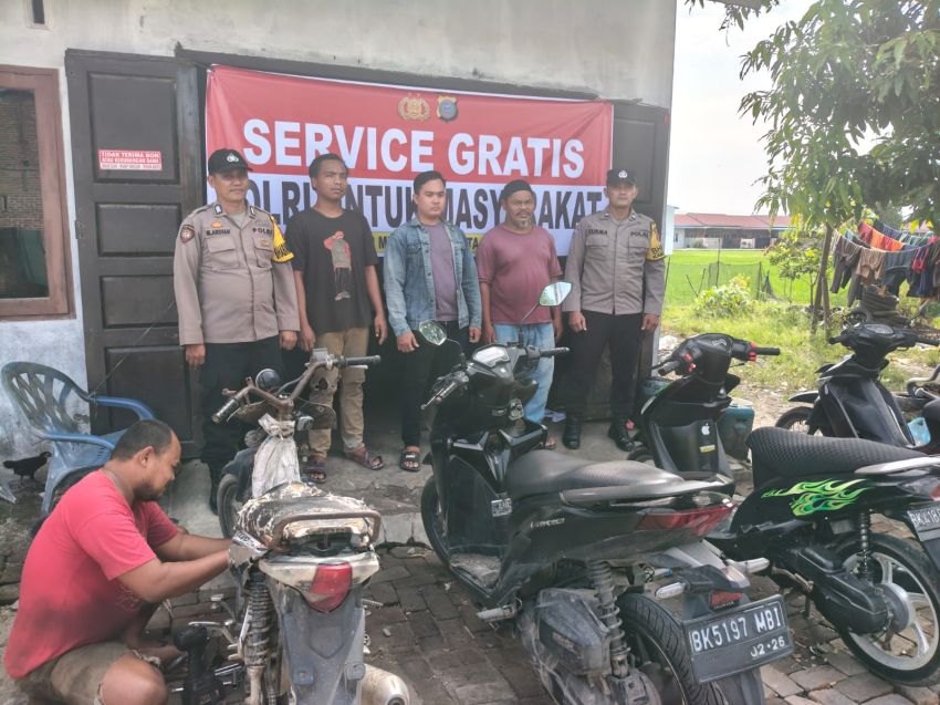 Jajaran Polresta Deli Serdang Buka Bengkel Service Gratis untuk sepeda Motor Warga yang Terendam Banjir