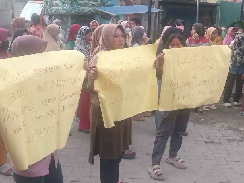 Puluhan Warga Geruduk Kantor Lurah Paya Pasir, Tuntut Pencopotan Lurah Karena Dinilai Tak Peduli Korban Banjir
