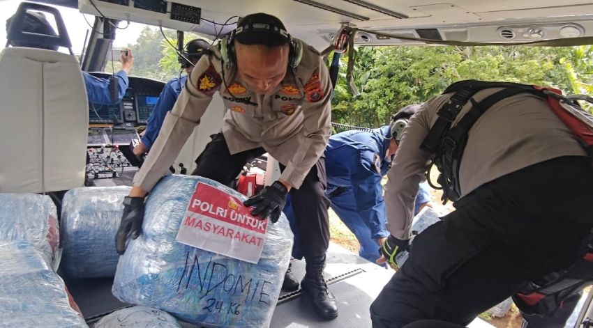 Akses Darat Terputus, Polda Sumut Kirim Bantuan Melalui Helikopter ke Daerah Terisolir Tapteng