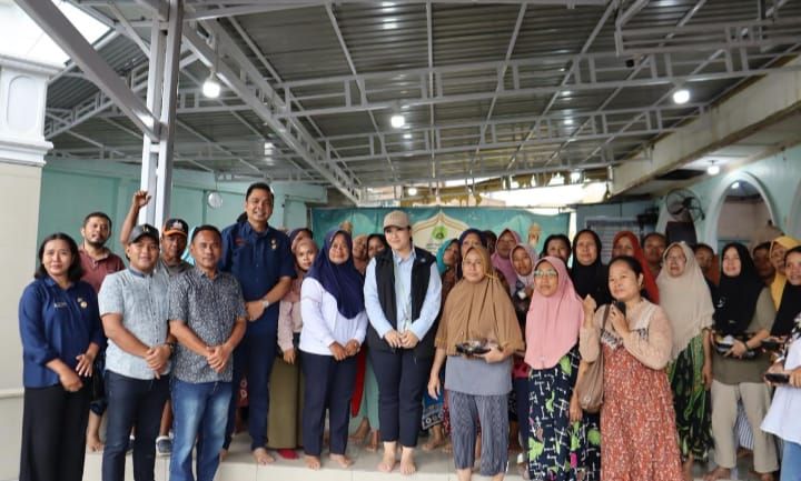 Ketua PKK Kota Medan Airin Rico Waas Turun ke Kwala Bekala, Serahkan Bantuan untuk Warga Terdampak Banjir