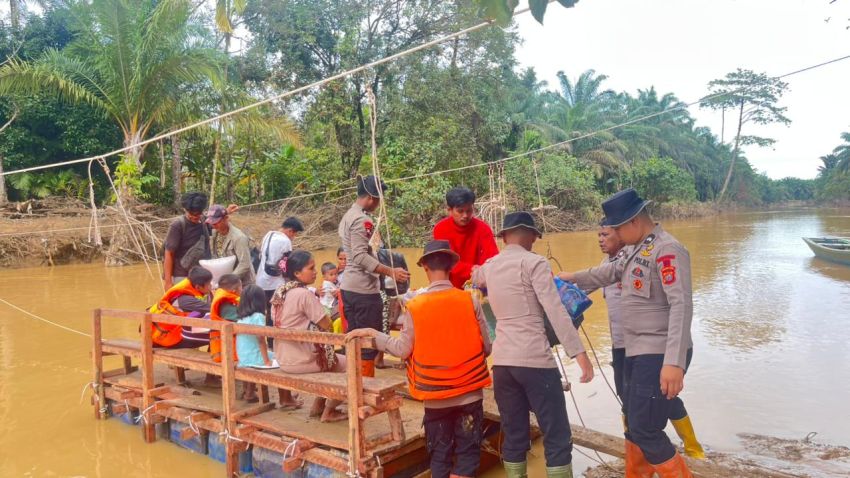 Bergotong Royong Rakit Jembatan Darurat, Polda Sumut Sambungkan Kembali Akses Warga Tapanuli Tengah