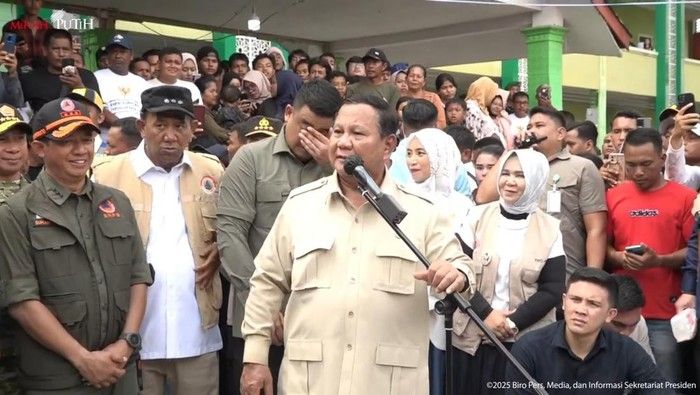 Prabowo Sapa Pengungsi di Langkat: Kami Tidak Akan Tinggalkan Kalian