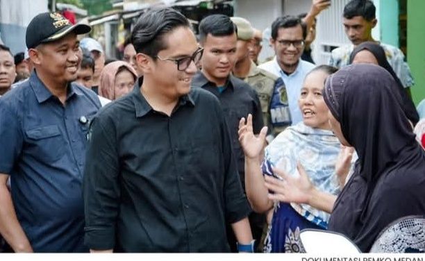 Rico Waas Tinjau Pembersihan SDN 060907 yang Terendam Banjir Semeter Lebih