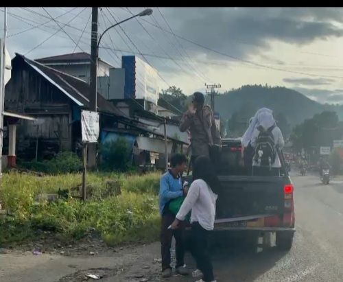 Jalan Rusak Tak Halangi Pendidikan: Brimob Polda Sumut Antar-Jemput Anak Sekolah di Daerah Longsor
