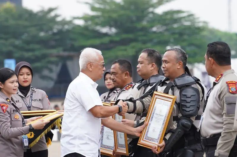 Kapolres Asahan Terima Penghargaan Dalam Menjaga Stabilitas dan Ketertiban Wilayah Hukum Polres Asahan Dari Kapolri Jenderal Pol Listyo Sigit