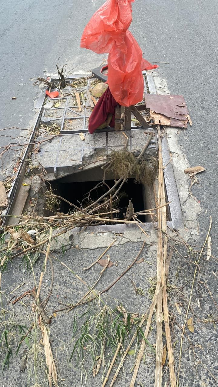 Gorong-gorong Rusak di Jalan Asrama Medan, Belum Ditangani Warga Pasang Rambu Darurat