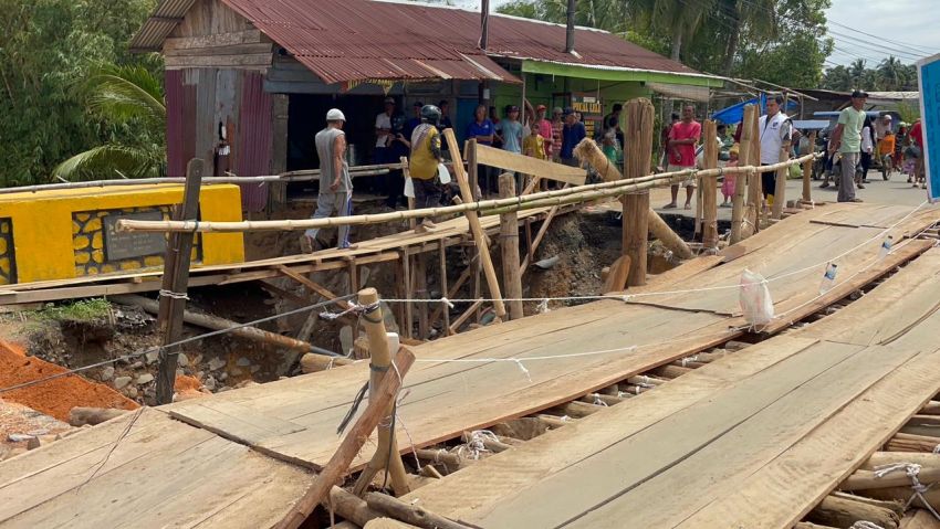 Polda  Sumut  Bangun Jembatan  Darurat di Tapteng Guna Pulihkan Akses Warga dan Jalinsum