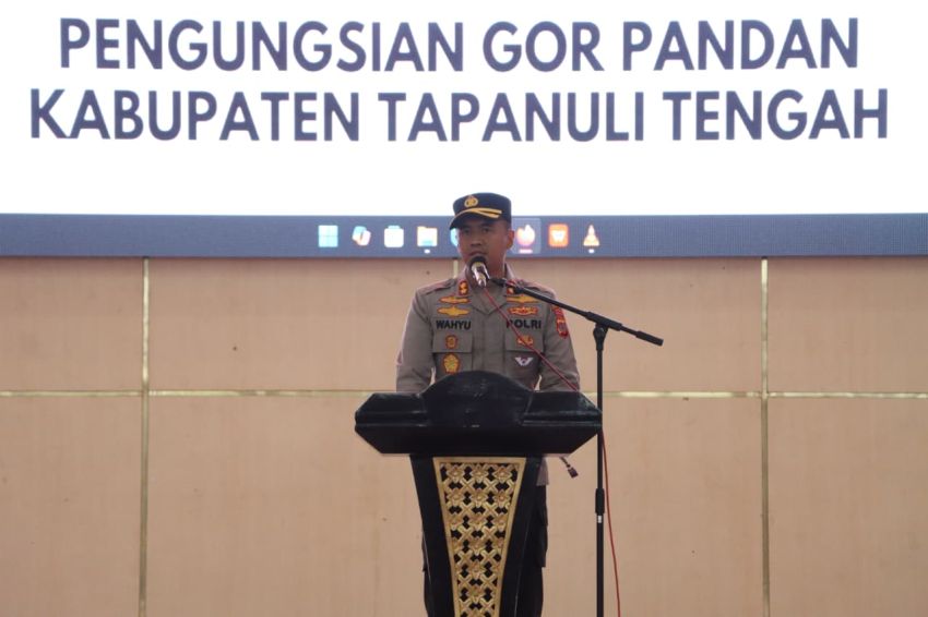 Polres Tapteng Rayakan Natal 2025 Bersama Pengungsi Korban Bencana di GOR Pandan
