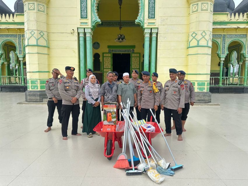 Brimob Polda Sumut dan Polres Langkat Bersihkan Masjid Pascabanjir, Salurkan Bantuan untuk BKM Masjid Azizi