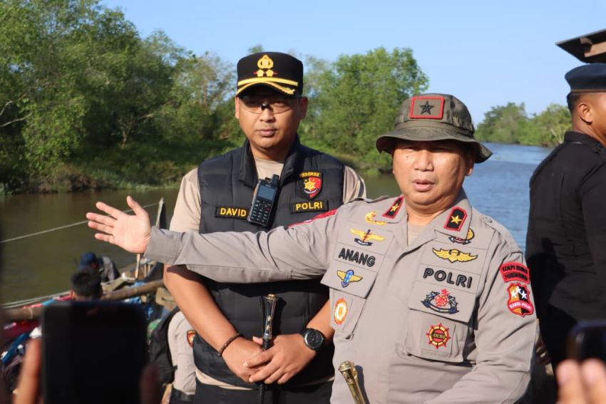 Polres Langkat Distribusikan Bantuan Sosial dari Kapolda Sumut untuk Korban Banjir di Kabupaten Langkat