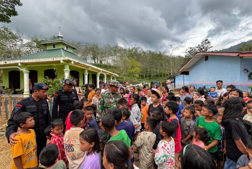 Senyum Anak Pengungsian Kembali Merekah, Sinergi TNI&ndash;Polri Salurkan Susu Bantuan Presiden di Tapsel