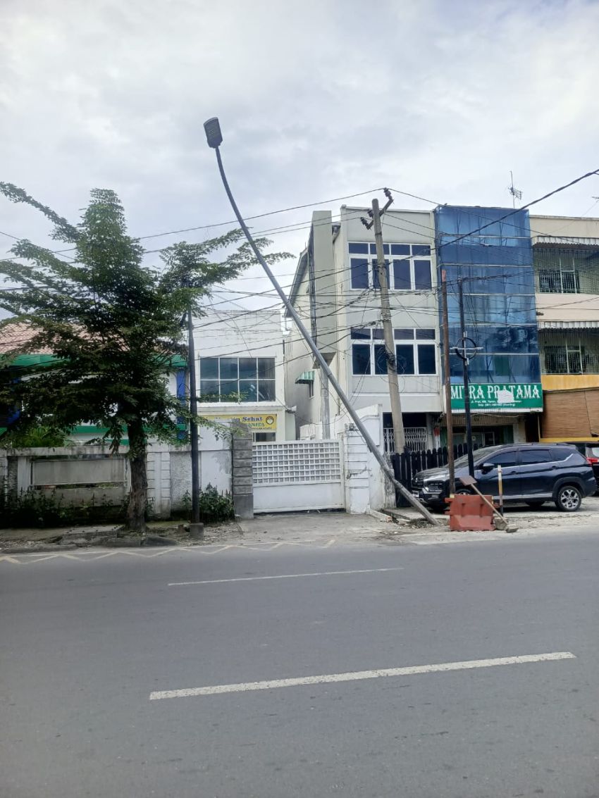 Warga Keluhkan Tiang Listrik di Jalan HM Yamin Hampir Ambruk dan Ancam Keselamatan Pengguna Jalan