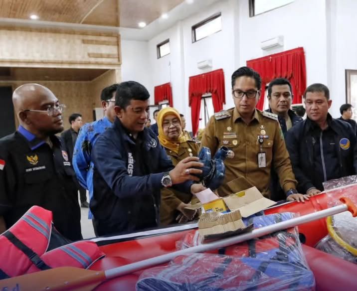Rico Waas Terima Bantuan 2 Perahu Karet Dari PSP Foundation
