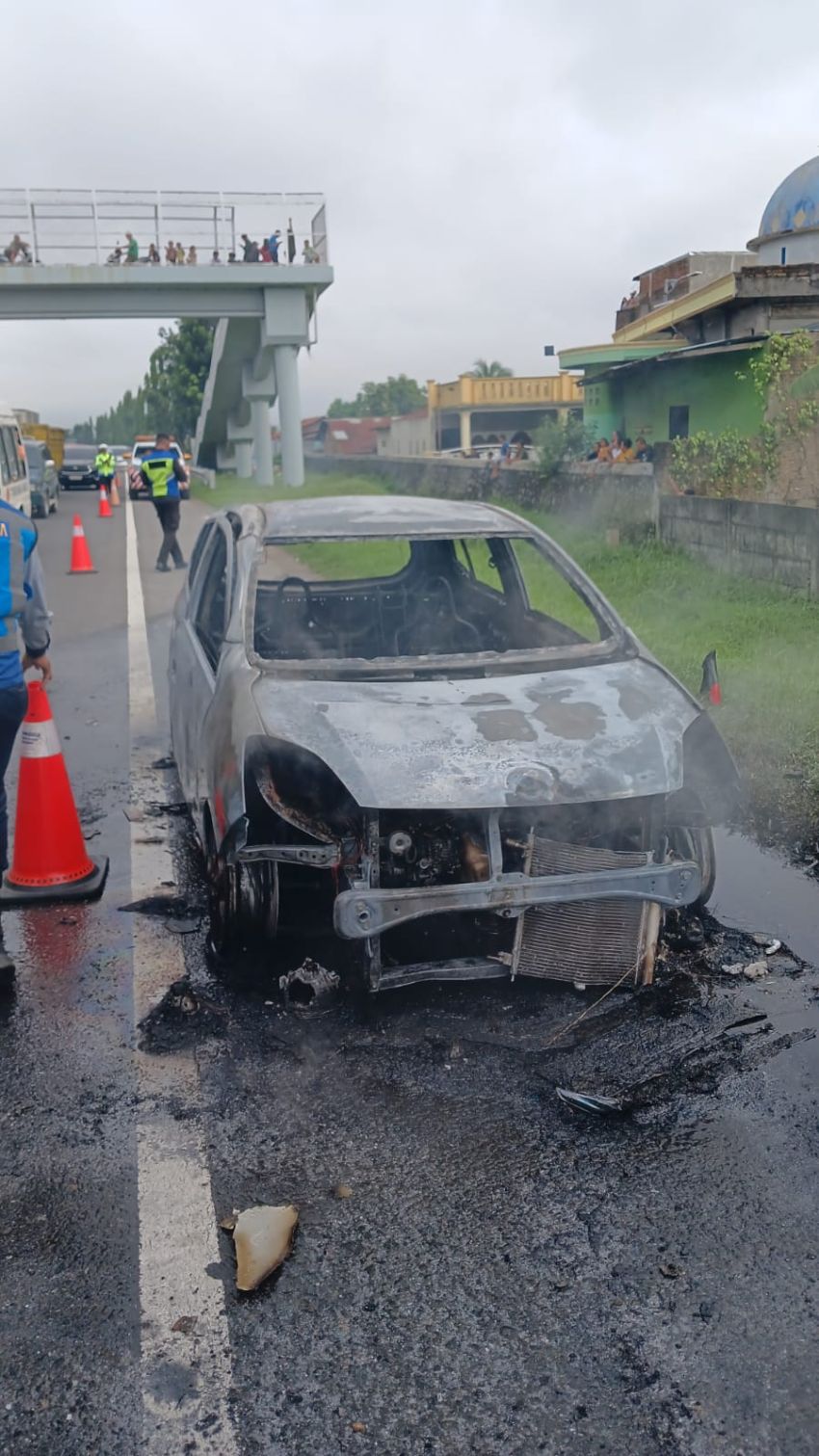 Mobil Agya Terbakar di Jalan Tol Belmera