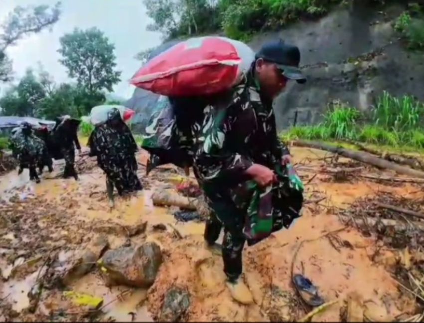 Tembus Medan Berat, Puluhan Prajurit 122/ Tombak Sakti Jalan Kaki 13 KM, Salurkan Bantuan ke Desa Terisolir di Tapanuli Tengah