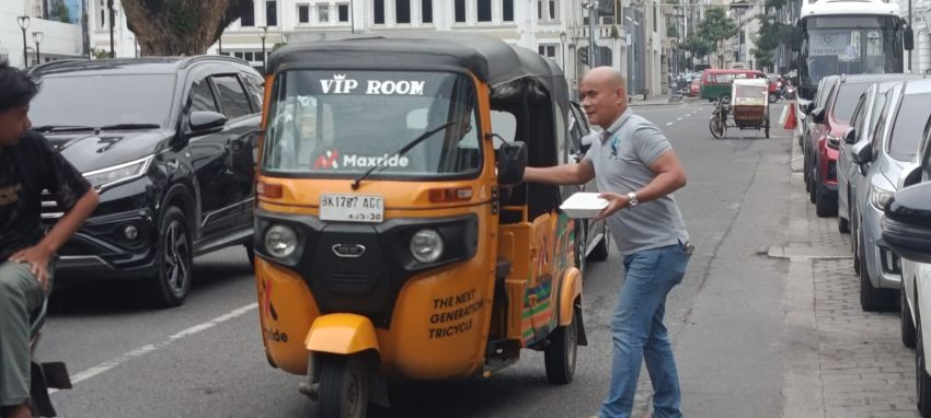 Aksi Nyata di Bawah Rintik Hujan, Posmetro Medan Bagikan Makan Siang Gratis di Lapangan Merdeka