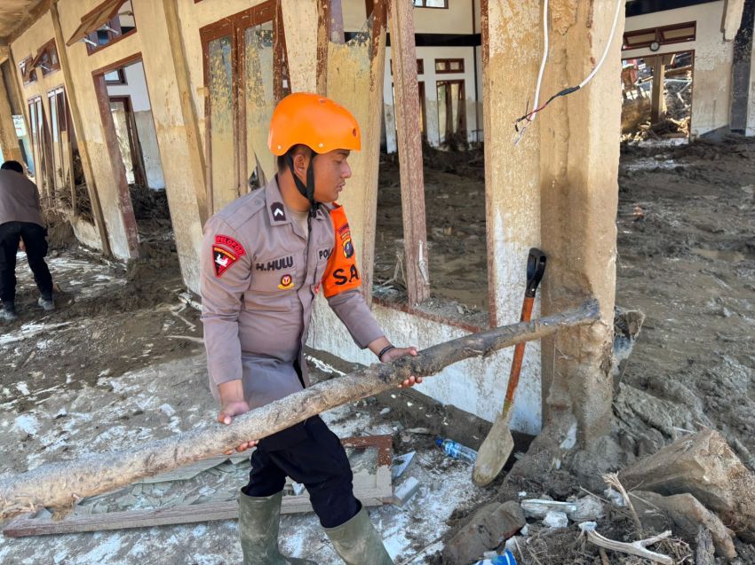 Brimob Sumut Hadir untuk Negeri: Dari Pembersihan Rumah Ibadah Hingga Pemasangan Starlink untuk Warga Garoga