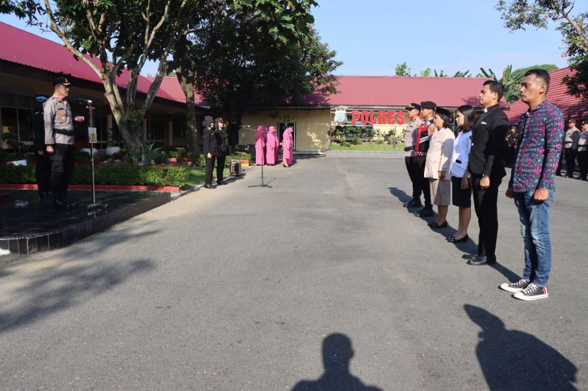 Kapolres Binjai Berikan Bingkisan Natal 2025 Kepada Personil dan Wartawan