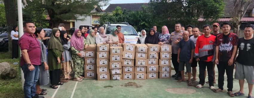 Polda Maluku Bantu 100 Paket Sembako Buat Warga Kelurahan Besar Medan Labuhan