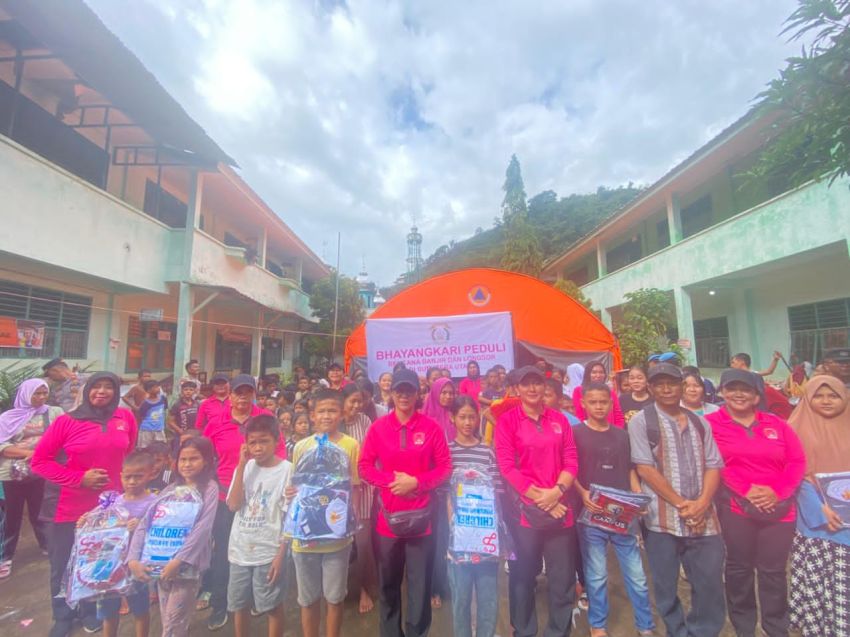 Polda Sumut Hadir Pulihkan Harapan Anak-anak Korban Banjir dan Longsor di Sibolga