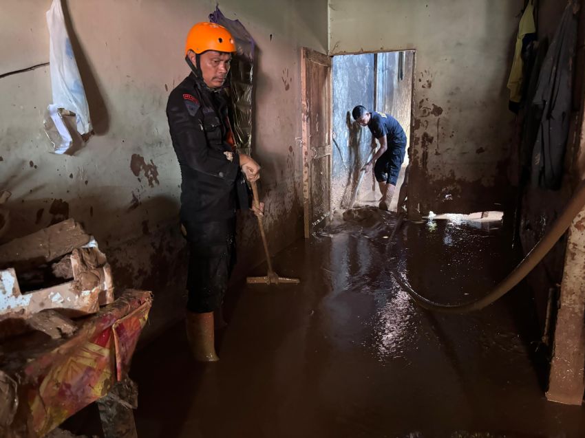 Brimob Polda Sumut Intensifkan Misi Kemanusiaan di Wilayah Terdampak Bencana, Pulihkan Rumah dan Fasilitas Warga