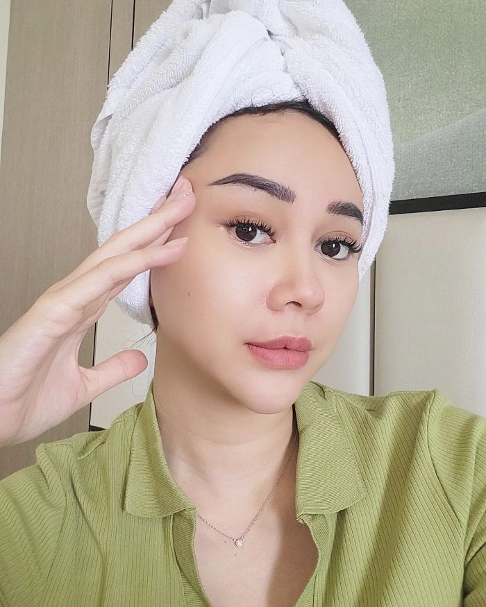 Terseret Kasus Perceraian Mantan Gubernur Jabar, Aura Kasih Posting Foto Pakai Handuk