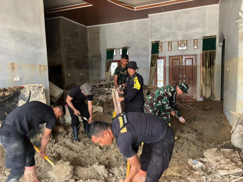Sinergitas Kemanusiaan: TNI-Polri Bersihkan Rumah dan Bangkitkan Harapan Warga