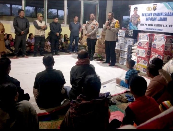 Kapolda Jambi Irjen Pol Krisno H Siregar SIK SH Serahkan Bantuan Korban Longsor Gunung Pinapan