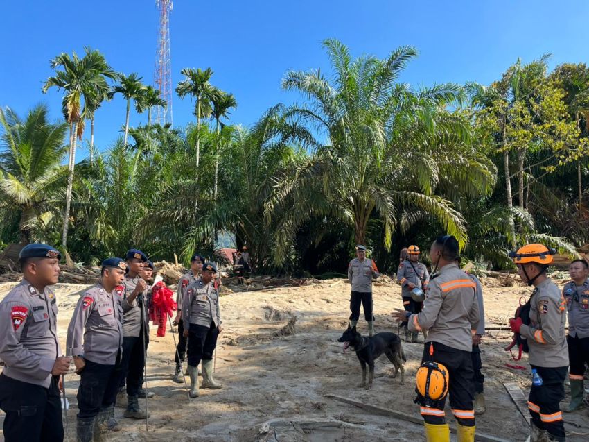 Polda Sumut Sigap di Garoga: Susur Material Longsor, Selamatkan Warga, Hingga Evakuasi Pasien ke Posko Medis