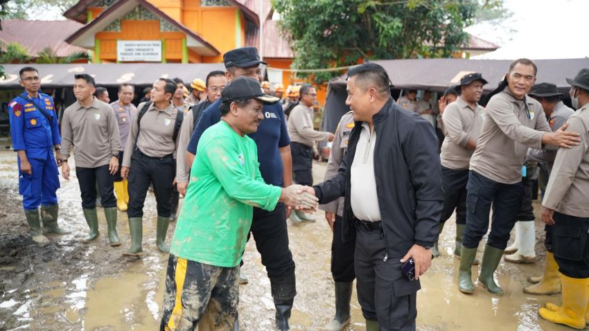 Kabaharkam Polri Mengunjungi Posko Bencana di Kabupaten Aceh Tamiang