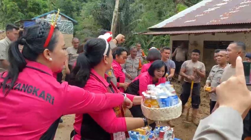 Di Tengah Lelah Personel, Bhayangkari Polda Sumut Hadir Bawa Asupan Moril dan Logistik