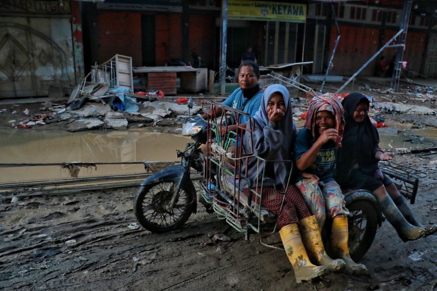 Tragedi Dahsyatnya Banjir dan Longsor Aceh Tamiang, Berikut Foto-fotonya...