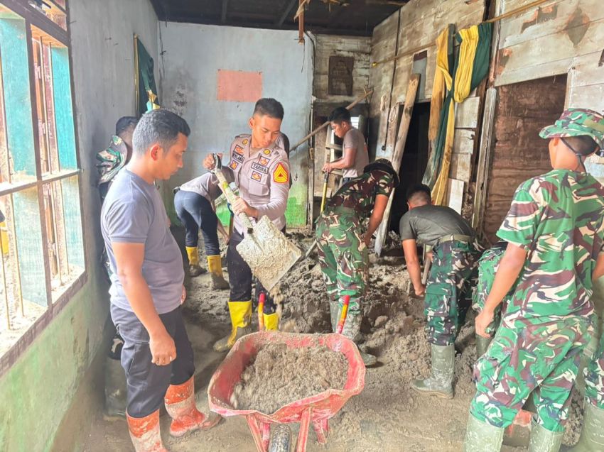 Brimob Polda Sumut-Kodam I/BB Bersama Taruna Akpol Turun Langsung Bersihkan Rumah Ibadah dan Warga Pascabanjir di Batang Toru