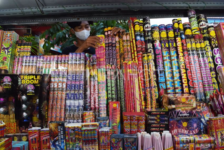 Menghitung Hari Menuju Tahun Baru, Lapak Terompet-Kembang Api Masih Lesu