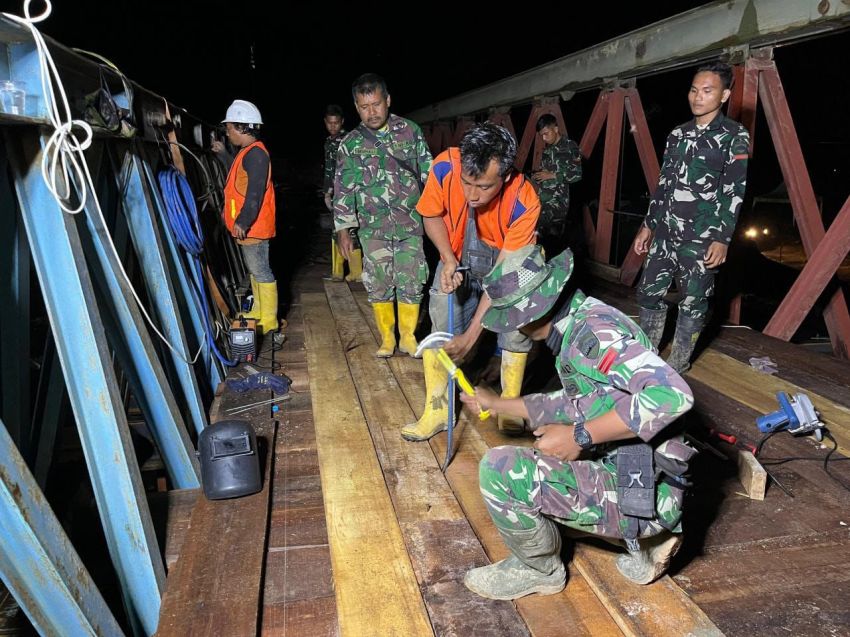Satgas Yonzipur I/DD Bersama PT Nindya Karya Kebut Pembangunan Jembatan Bailey di Desa Garoga